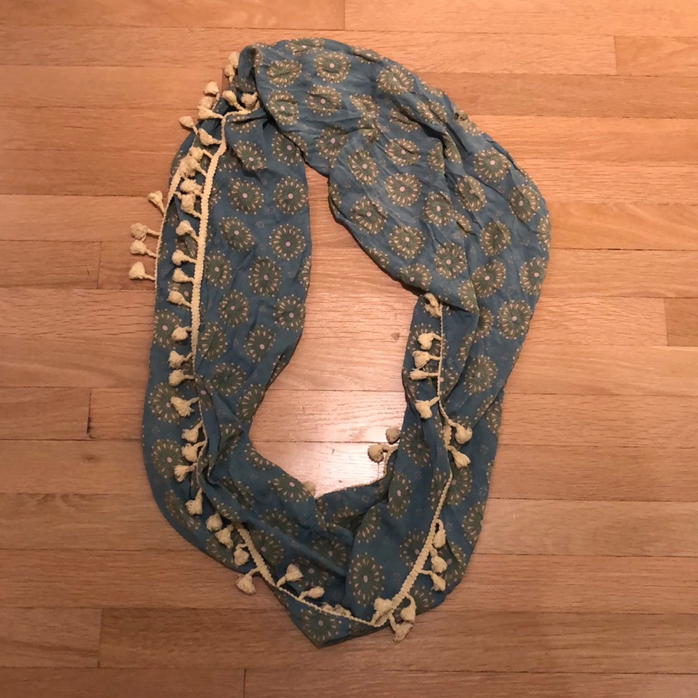 Printed circle scarf with tassels